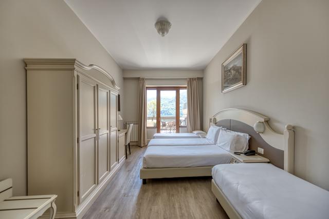 Triple Room with Lake View and Balcony